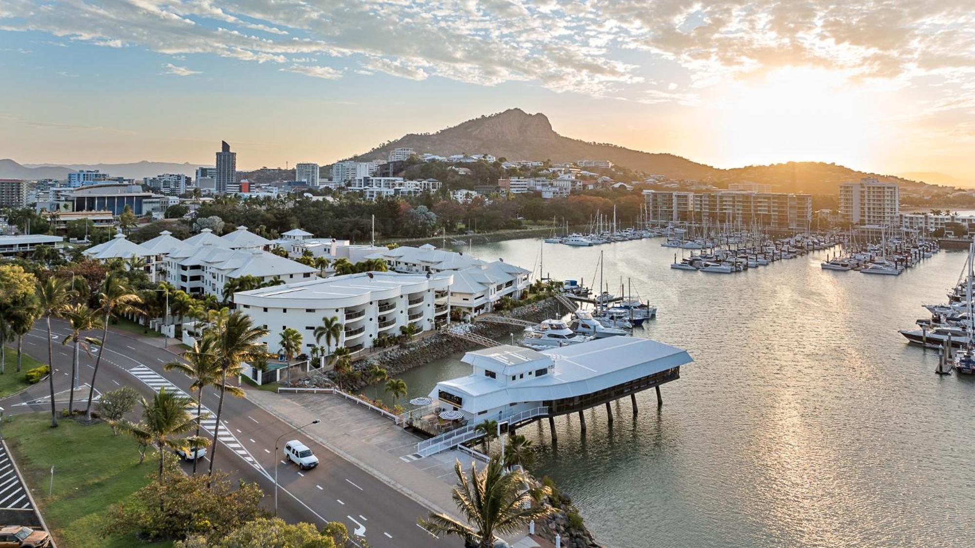 The Pier Pods On The Water- 50M From Townsville Bus Terminal And Ferry Terminal- Passport Id Requried 外观 照片