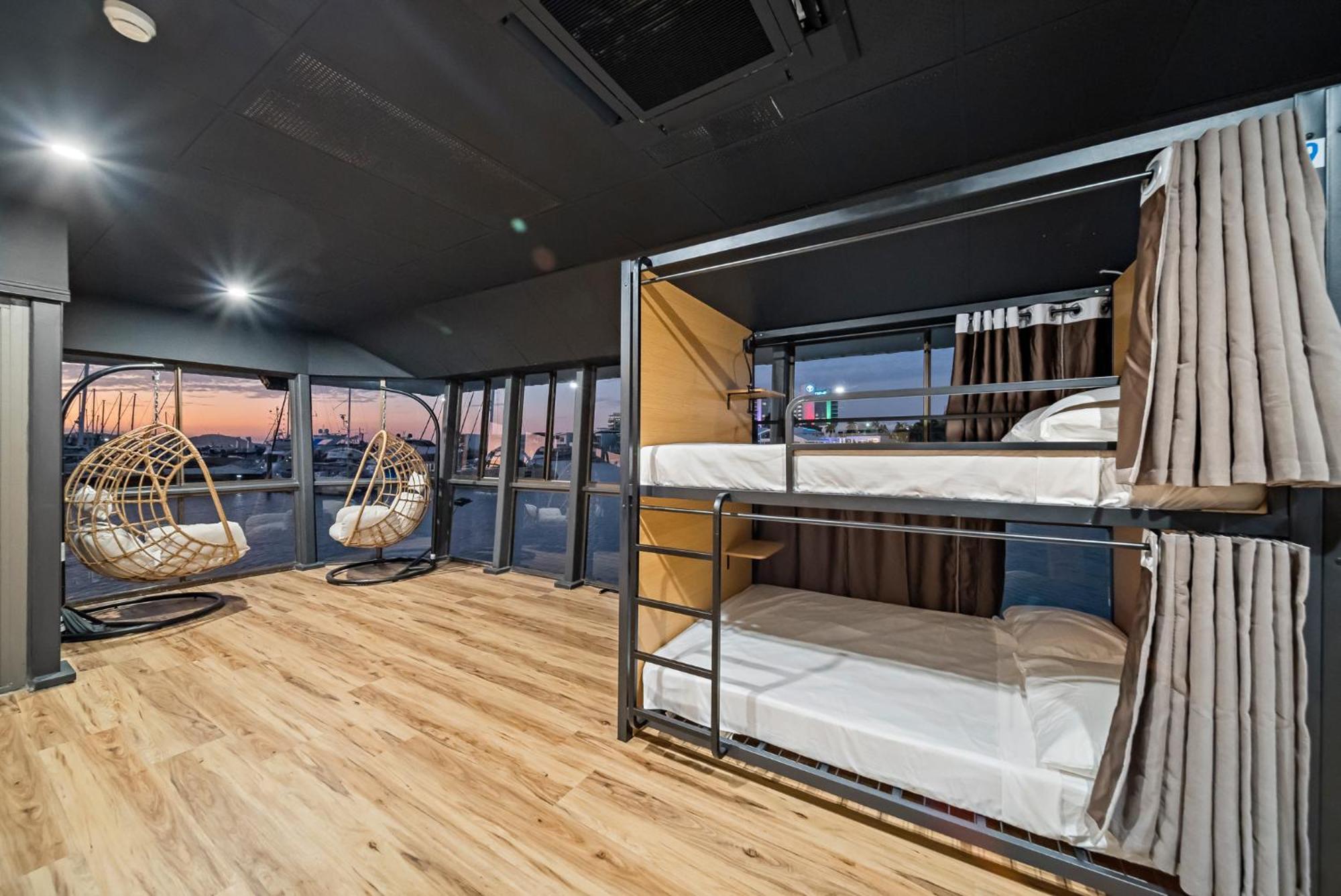 The Pier Pods On The Water- 50M From Townsville Bus Terminal And Ferry Terminal- Passport Id Requried 外观 照片