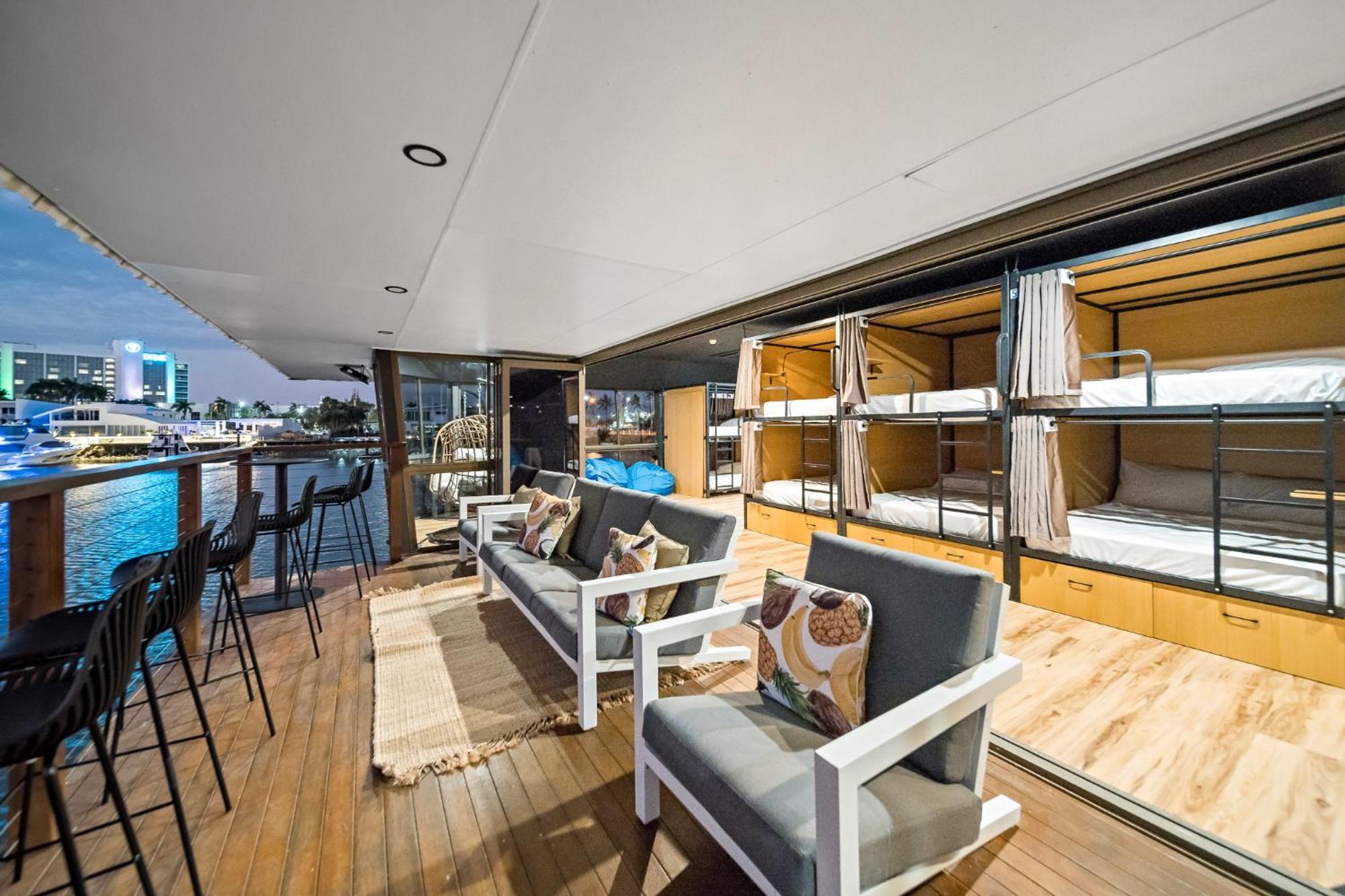 The Pier Pods On The Water- 50M From Townsville Bus Terminal And Ferry Terminal- Passport Id Requried 外观 照片