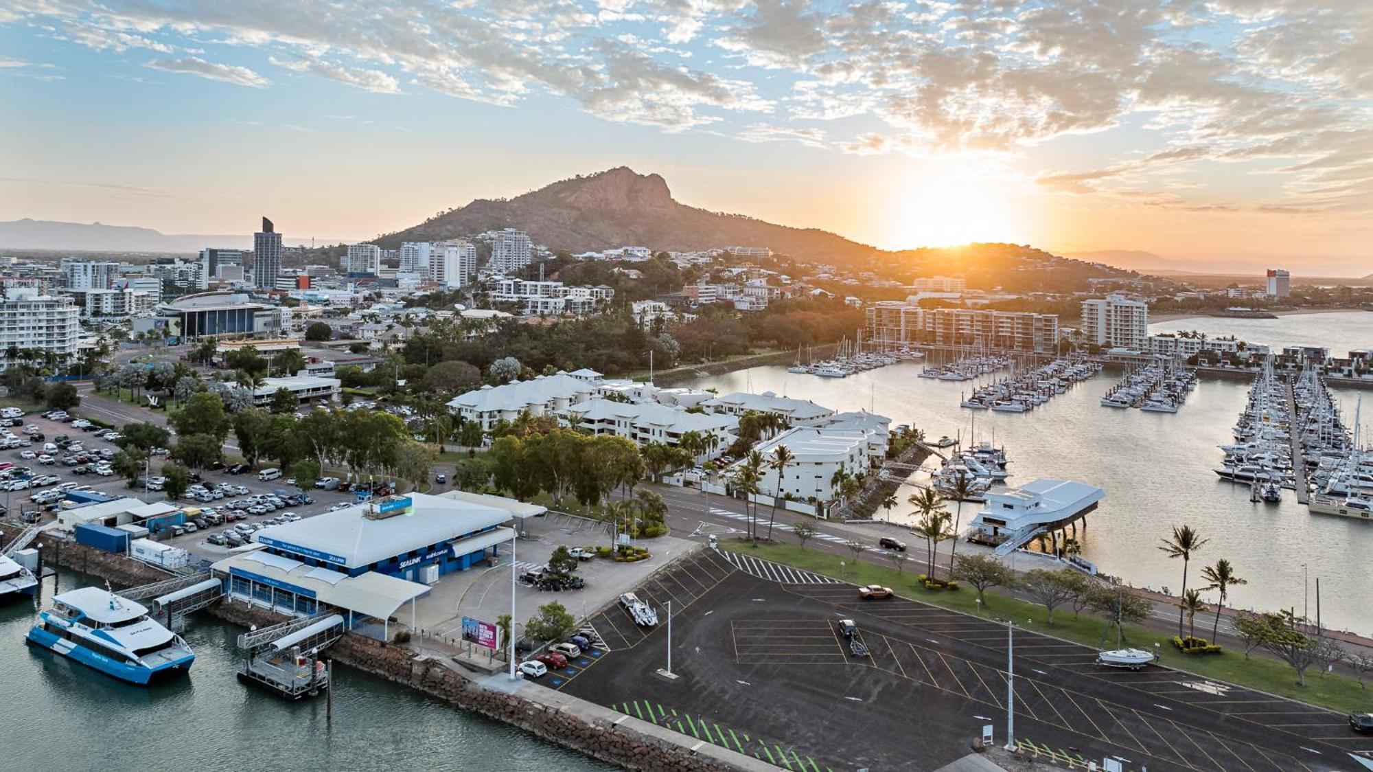 The Pier Pods On The Water- 50M From Townsville Bus Terminal And Ferry Terminal- Passport Id Requried 外观 照片